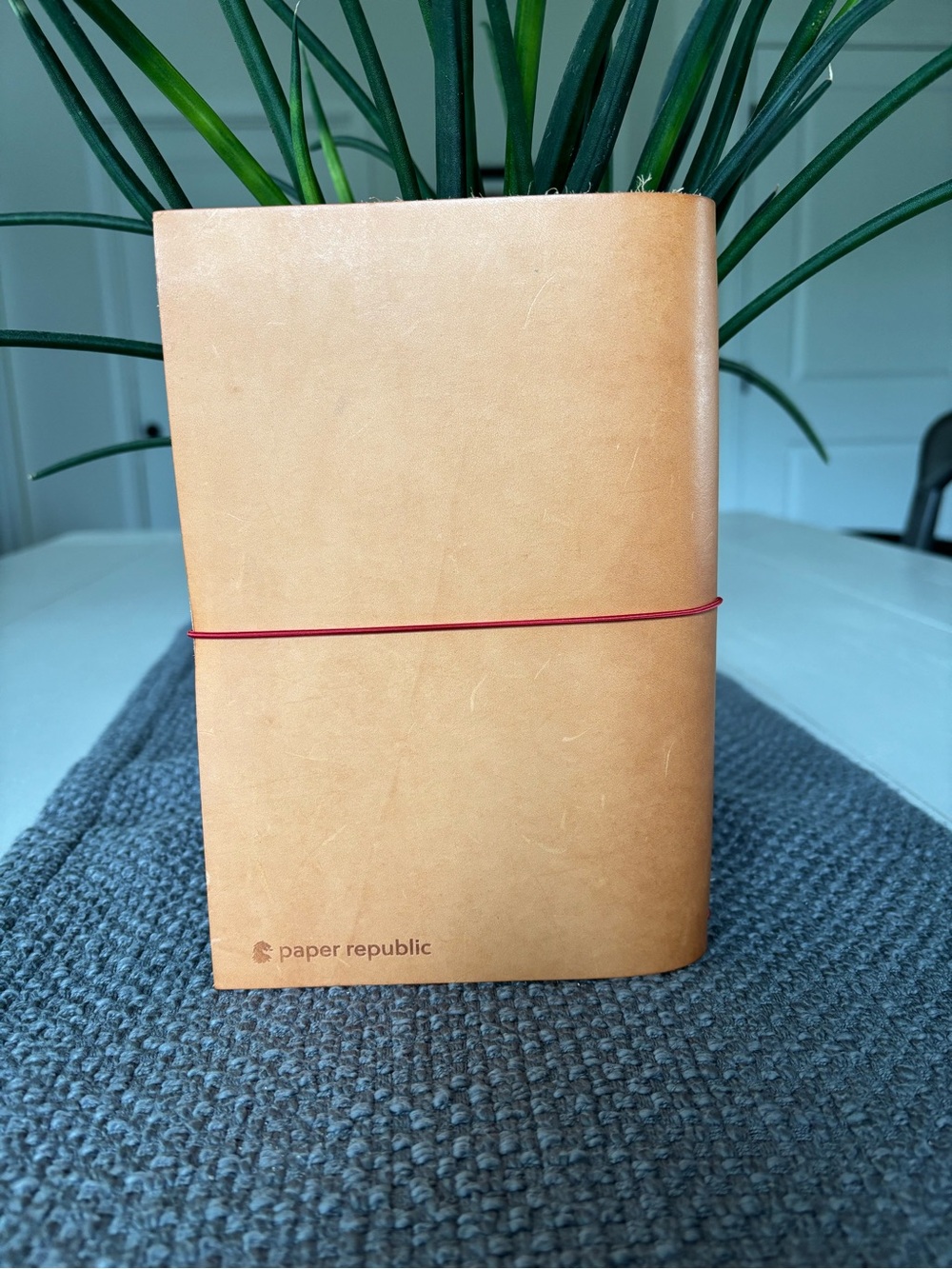 Paper Republic Grand Voyageur in Natural XL
•Comes with 2 notebook refills - Picture 2 of 10
